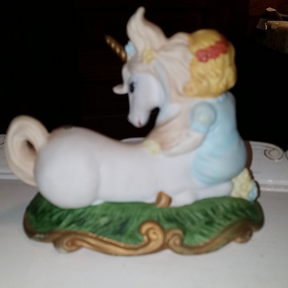 '80s Flower Child Girl & Unicorn Ceramic Figurine - Picture 2 of 3
